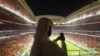 Un aficionado catarí fotografía el estadio Al Bayt, donde tuvo lugar el partido inaugural del Mundial 2022 en Doha, Qatar.