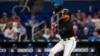 Foto de archivo del venezolano Luis Arráez al tomar su turno ofensivo en el juego del pasado 7 de junio en el LoanDepot Park de Miami.