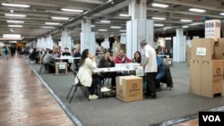 Los colombianos votan en Corferias, el centro de votación más grande del país, el domingo 29 de octubre, en el marco de las elecciones regionales. [Foto: Liz Castrellón, VOA]