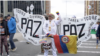 Un colombiano con un traje alusivo a la paz en el que se lee “todos queremos la paz”. [Foto: Federico Vuelvas, VOA]. 