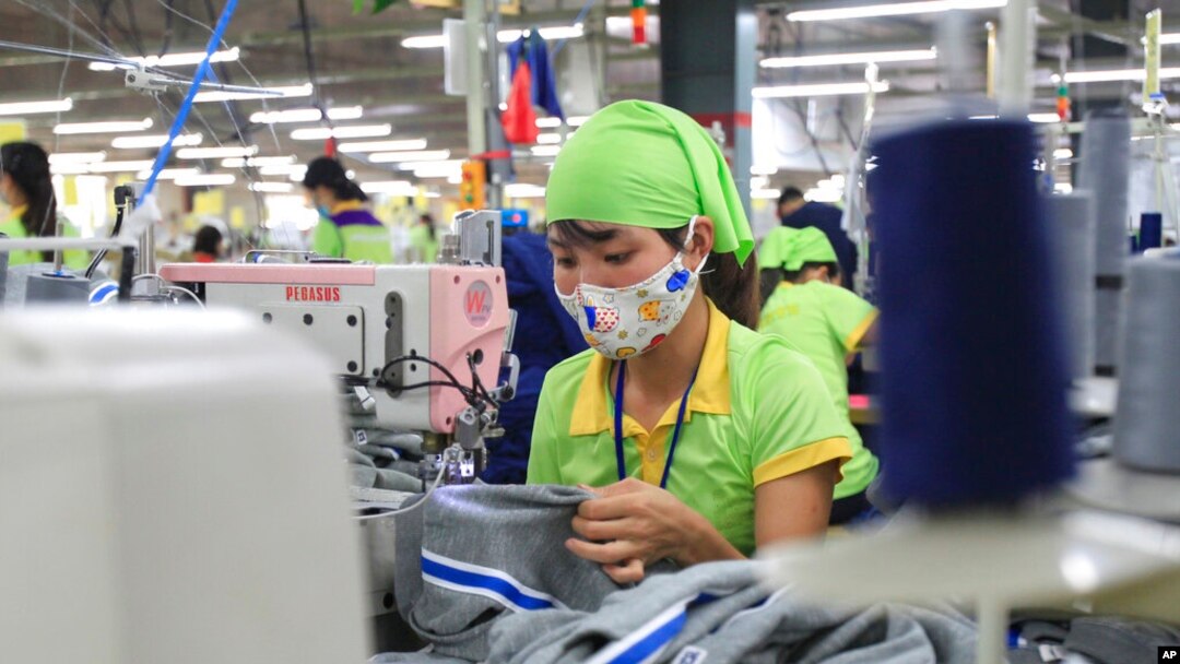 Công nhân đang làm việc tại một xưởng may mặc ở Nam Định. Thị trường thu hẹp khiến hoạt động xuất khẩu của Việt Nam gặp nhiều khó khăn trong năm 2023
