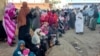 Arhiva - Raseljeni ljudi usled tekućeg konfikta u Sudanu između vojnih i paramilitarnih formacija čekaju da dobiju humanitarnu pomoć u Gedarefu, Sudan, 30 decembra 2023.