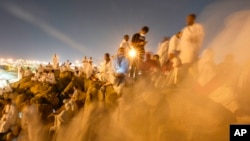 Jemaah haji berkumpul di Arafah, dekat kota suci Mekah, Arab Saudi, 15 Juni 2024. (Foto: AP)