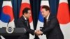 Presiden Korea Selatan Yoon Suk Yeol (kanan) berjabat tangan dengan Perdana Menteri Jepang Fumio Kishida saat konferensi pers bersama usai pertemuan mereka di kantor kepresidenan di Seoul, 7 Mei 2023. (Foto: via AP)