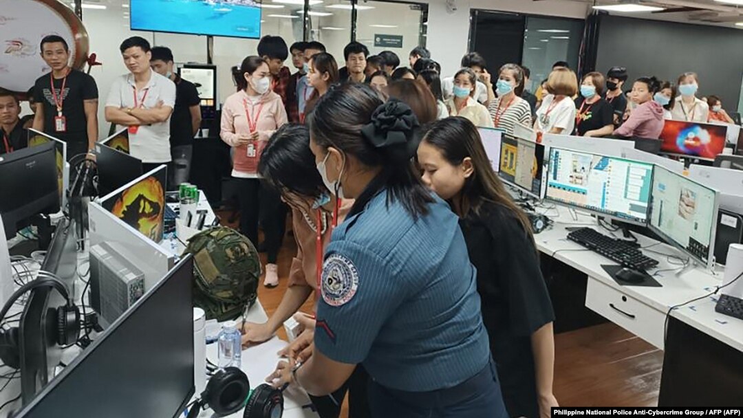 Những người được giải cứu chờ làm thủ tục sau khi được giải cứu trong một cuộc đột kích của cảnh sát ở thành phố Mabalacat, thuộc tỉnh Pampanga, phía bắc thủ đô Manila. Ảnh chụp vào ngày 4/5/2023 do Cảnh sát Quốc gia Philippines công bố vào ngày 6/5/2023. 
