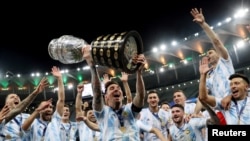 Lionel Messi y sus compañeros de la selección argentina alzan la Copa América en 2021.