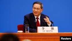 中国总理李强在北京人大会堂举行的记者会上讲话。（2023年3月13日）