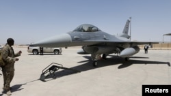 Американський солдат поруч із винищувачем f-16 в Іраку 2015 року. Фото: Reuters/Thaier Al-Sudani