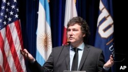  El presidente argentino Javier Milei habla ante estudiantes de la Universidad Internacional de Florida, el jueves 11 de abril de 2024, en North Miami, Florida (Foto AP/Lynne Sladky)