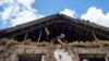 Orang-orang menutupi atap dengan terpal setelah rumah mereka terkena serangan udara Rusia di dekat perbatasan Rusia-Ukraina di wilayah Sumy, Ukraina, 15 Agustus 2024.(Foto: AP Photo/Evgeniy Maloletka)