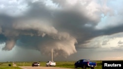 Una vista general muestra nubes de tormenta moviéndose en Beaver, Oklahoma, el 17 de junio de 2023, en esta imagen fija obtenida de un video de las redes sociales. (Thea Sandmael vía Reuters)