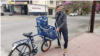 Eduardo Parrello, jubilado argentino de 70 años que reparte soda en bicicleta para comer. Fotografía tomada en Córdoba, Argentina, en enero de 2024.