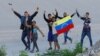 Migrantes venezolanos que buscan asilo reaccionan tras cruzar el río Bravo para entregarse a los agentes de la Patrulla Fronteriza de EEUU en El Paso, Texas, EEUU, visto desde Ciudad Juárez, México, el 23 de septiembre de 2022.
