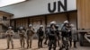 Des soldats de l'ONU de la mission de maintien de la paix en République démocratique du Congo (MONUSCO) prennent position dans un entrepôt pillé dans les installations de l'ONU à Goma, le 25 juillet 2022.
