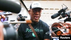 El exjugador de la liga profesional de baloncesto de EEUU (NBA), Dennis Rodman, rodeado por los medios de comunicación después de llegar desde Pyongyang, en Corea del Norte, al aeropuerto de Beijing, China, el 17 de junio de 2017.