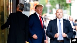 El expresidente Donald Trump sale de la Torre Trump, el 10 de agosto de 2022, en Nueva York, de camino a la oficina de la fiscal general de Nueva York para una declaración en una investigación civil.