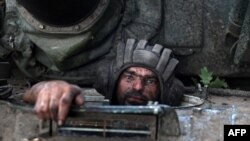 "On est dans un moment où le front se stabilise. Même si l'armée russe continue de tenter des offensives, on voit un essoufflement", estime une spécialiste.