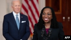 La jueza Ketanji Brown Jackson, con el presidente Joe Biden, habla después de ser nominada para jueza asociada de la Corte Suprema de EE. UU., en el Cross Hall de la Casa Blanca en Washington, DC, el 25 de febrero de 2022.