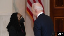 La jueza Ketanji Brown Jackson le da la mano al presidente Joe Biden después de ser nominado para juez asociado de la Corte Suprema de Estados Unidos en la Casa Blanca en Washington, DC, el 25 de febrero de 2022.