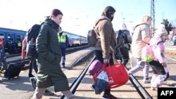 Pengungsi Ukraina tiba di stasiun Zahony, Hungaria (foto: dok).