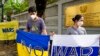 Spanduk yang mengecam invasi Rusia ke Ukraina di depan Kedutaan Besar Rusia di Jakarta, 4 Maret 2022 sebagai ilustrasi. Pemerintah sedang membahas rencana untuk memindahkan kegiatan KBRI di Ukraina dari Ibu Kota Kyiv ke Lviv. (Foto: AP)