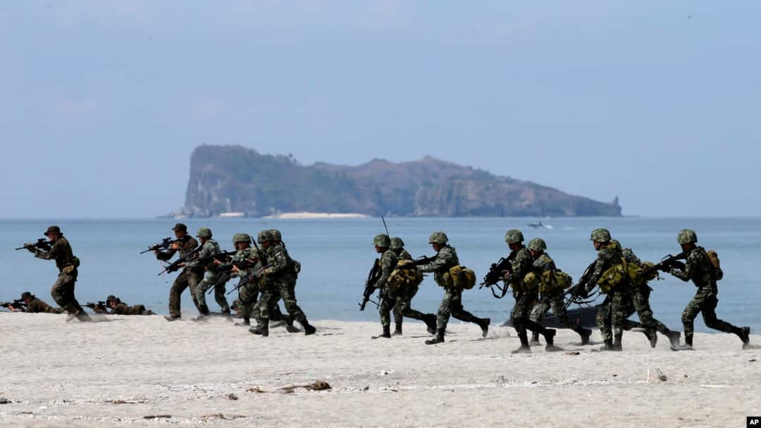 Binh sĩ TQLC Mỹ và Philippines trong một cuộc tập trận đổ bộ tại căn cứ hải quân Mỹ ở thị trấn San Antonio, tỉnh Zambales, ngày 9/5/2014.