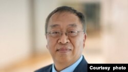 ཨ་རིའི་རྒྱལ་ས་ཝ་ཤིན་ཊོན་ལ་རྟེན་གཞི་བྱས་ཡོད་པའི་ཧ་དྷི་སོན་ཉམས་ཞིབ་ཁང་གི་རྒྱ་ནག་ཉམས་ཞིབ་སྡེ་ཚན་གྱི་འགན་འཛིན་དང་ཆེས་མཐོའི་ཉམས་ཞིབ་པ་སྐུ་ཞབས་ཡུས་མའོ་ཁྲུན་ལགས།