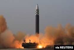 북한은 지난 3월 김정은 국무위원장의 명령에 따라 신형 대륙간탄도미사일(ICBM) 화성 17형을 시험 발사했다며 사진을 공개했다.