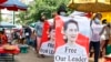 Para pendukung pemimpin Myanmar yang digulingkan Aung San Suu Kyi menuntut pembebasannya dalam unjuk rasa di distrik Kamayut, Yangon, Myanmar 8 April 2021 (foto: dok). 