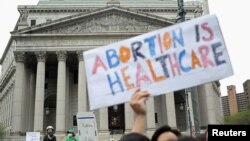 La gente protesta después de la filtración de un borrador de opinión mayoritaria, preparándose para que la mayoría de la corte revoque la histórica decisión sobre el derecho al aborto Roe v. Wade a finales de este año, en la ciudad de Nueva York, EEUU, el 3 de mayo, 2022.