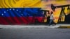 ARCHIVO - El fiscal general de Venezuela, Tarek William Saab, en primer plano, llega a la Corte Suprema en Caracas, Venezuela, en enero de 2019.