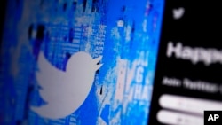 Logo de Twitter en un teléfono celular,. Foto AP.