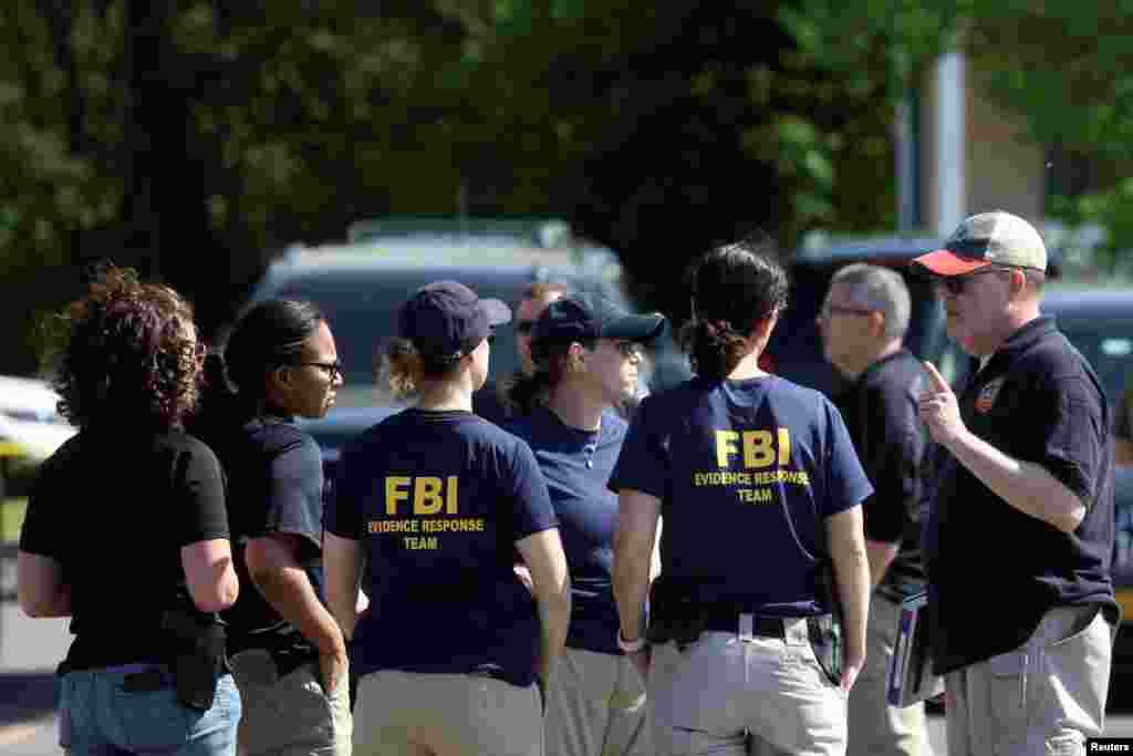 Miembros del FBI buscan evidencia en la escena.