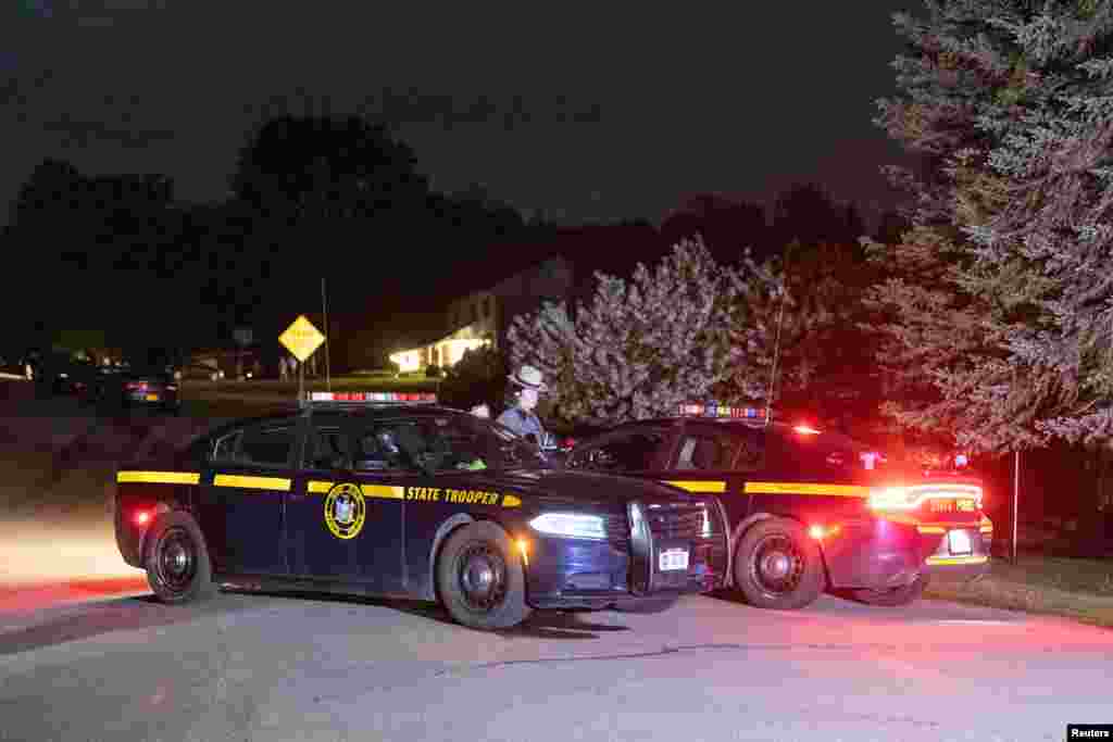 Personal policial es visto en la casa del sospechoso del tiroteo en el supermercado TOPS, Payton Gendron, en Conklin, Nueva York.