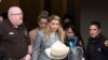 Aktris Amber Heard meninggalkan gedung pengadilan Fairfax County, di Fairfax, Virginia, pada 27 Mei 2022. (Foto: AP/Craig Hudson)