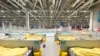 Rumah Sakit Pasien COVID-19 terlihat di National Exhibition and Convention Center di Shanghai, 12 April 2022. (Foto: via AP)
