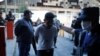 Las medidas tomadas por varios gobiernos para contener el paso del coronavirus incluye dar más poder a la policía para arrestar a quienes no acaten las órdenes, algo que algunos consideran antidemocrático y otros, lo aplauden.