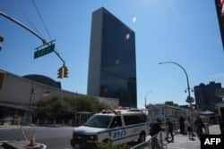 Mobil kepolisian New York (NYPD) tampak membantu pengamanan di luar gedung Markas Besar PBB di New York mejelang Sidang Umum PBB ke-79, 22 September 2024.
