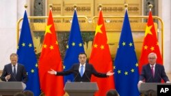 中国总理李克强（中）在北京人大会堂与欧洲理事会主席图斯克（左）和欧盟委员会主席容克出席联合记者会。（2018年7月16日）