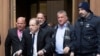 L'ancien producteur de films américain Harvey Weinstein quitte le tribunal après une audience à New York.