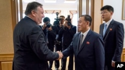 El secretario de Estado estadounidense, Mike Pompeo, izquierda, aseguró que las conversaciones con el alto funcionario norcoreano Kim Yong Chol, derecha, habían sido "productivas" y realizadas "de buena fe".
