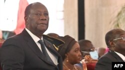 ARCHIVES - le président ivoirien Alassane Ouattara au palais présidentiel à Abidjan, le 20 avril 2022.