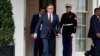 El presidente de la Cámara de Representantes, Mike Johnson, acude a hablar con la prensa tras reunirse con el presidente Joe Biden en la Casa Blanca, el martes 27 de febrero de 2024, en Washington.