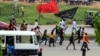 Des membres du Mouvement islamique du Nigeria (IMN) agitent des drapeaux lors d'une manifestation pour protester contre l'emprisonnement d'un chiite à Abuja, le 29 octobre 2018.