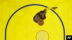 LeBron James (23) des Cleveland Cavaliers fait un « dunk» contre les Golden State Warriors au cours de la première mi-temps du deuxième match de la finale NBA de basket-ball à Oakland, en Californie, 5 juin 2016. (AP Photo / Marcio J. Sanchez, Pool)