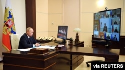 El presidente ruso, Vladimir Putin, durante una reunión con sus ministros en que anunció la aprobación de una vacuna para el coronavirus el 11 de agosto de 2020.