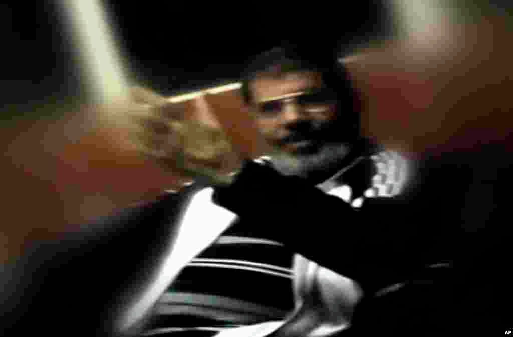 Tổng thống bị lật đổ Mohammed Morsi trong thời gian bị giam giữ tại một địa điểm bí mật ở Ai Cập/