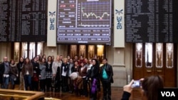 Un grupo de turistas visita la bolsa de Madrid.