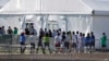 Juez federal ordena liberar a menores de edad detenidos por inmigración