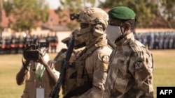 Le président malien de transition, le colonel Assimi Goïta (à droite) lors de la cérémonie célébrant la fête nationale de l'armée, à Kati, le 20 janvier 2022.